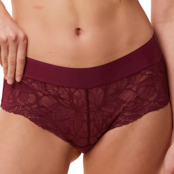 Läs mer om Triumph Trosor Body Make-Up Illusion Lace Shorty Vinröd 40 Dam