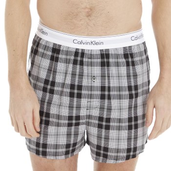 Läs mer om Calvin Klein Kalsonger 2P Modern Cotton Woven Slim Fit Boxer Svart mönstrad vävd bomull Medium Herr