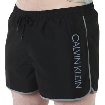 Läs mer om Calvin Klein Badbyxor Core Solid Short Runner Swim Shorts Svart polyester Small Herr