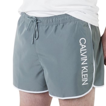 Läs mer om Calvin Klein Badbyxor Core Solid Short Runner Swim Shorts Grå polyester Medium Herr