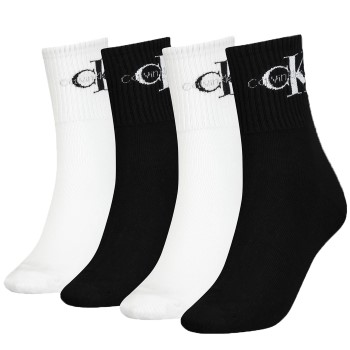 Läs mer om Calvin Klein Strumpor 4P Monogram Socks Gift Box Svart/Vit One Size Dam